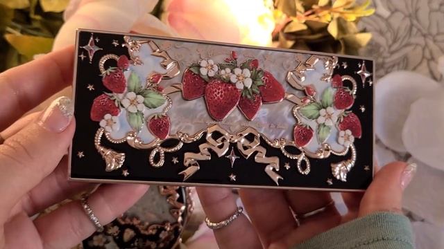 Распаковка косметики Flower Knows | Обзор коллекции Strawberry Rocco смотреть онлайн