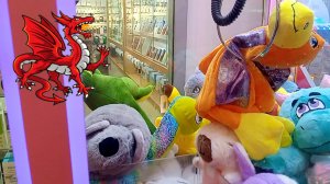 Сыграли и достали большие игрушки из автомата Хватайка.
