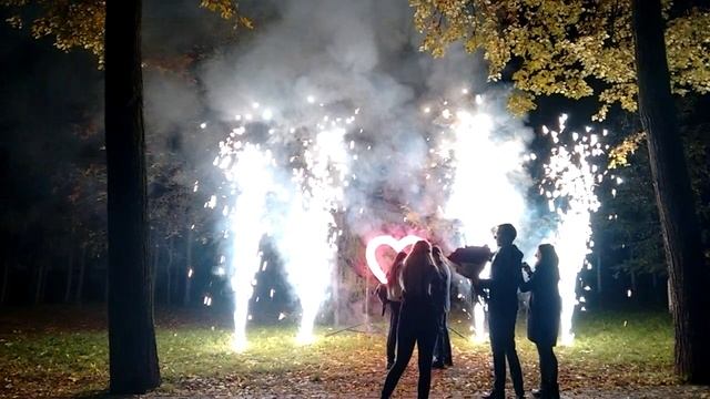 Романтичная церемония зажжения огненного сердца, горящие имена и цифры, инициалы молодоженов/ смотреть онлайн