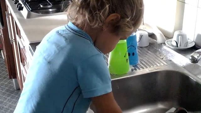 Жасмин моет посуду. 14.06.17 смотреть онлайн