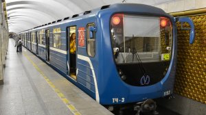 Поезда метро на станции Площадь Ленина