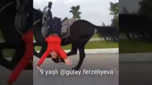 Маленькая девочка на лошади 😍