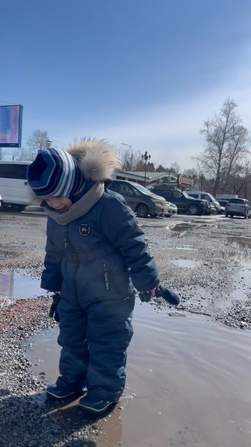Володя идёт по луже. Володе 3,5 года смотреть онлайн