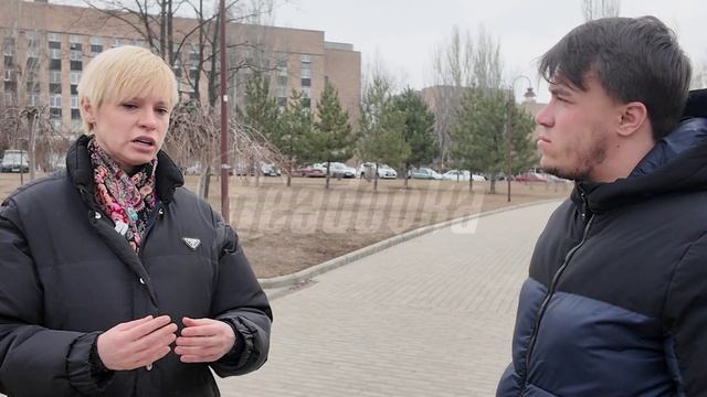 Экс-депутат и мать четверых детей из Германии ездит в Донбасс с гумпомощью и читает стихи бойцам смотреть онлайн