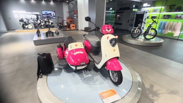 Шоурум электроскутеров завода Yadea в Китае
