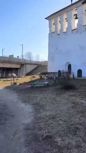 Колокольный звон у храма успения в Пароменья. Внутри изображение голубя и золотого солнца ☀️ #Псков смотреть онлайн