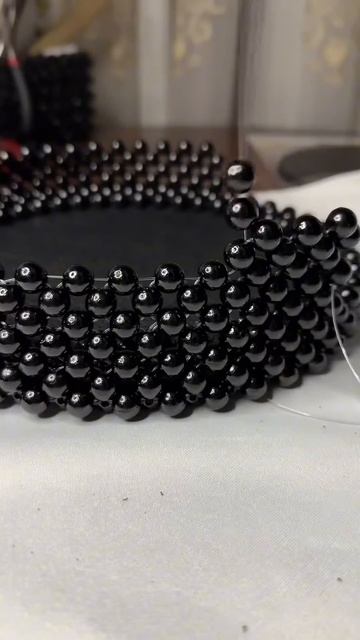 Шикарная сумочка из искусственного жемчуга и вставок из эко кожи🖤 #сумкиизбусин #асмр смотреть онлайн