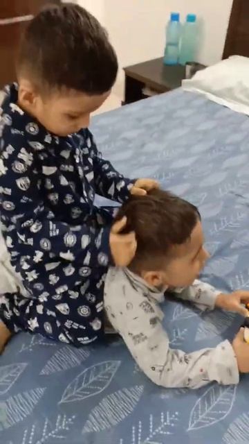 chal mere ghode | lakdi ki kathi #ytshorts #twins #horseriding смотреть онлайн