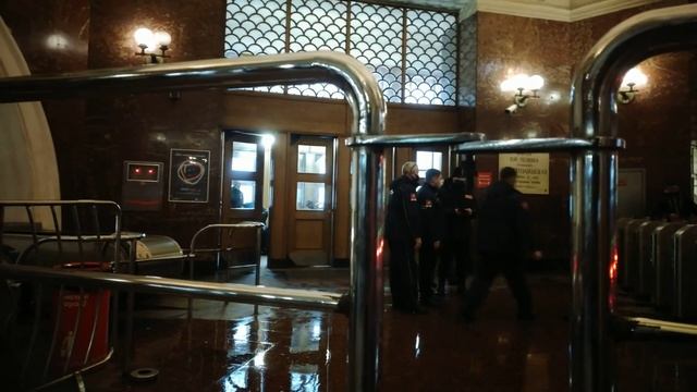 Контролёры набросились в петером на пассажира на станции метро электрозаводской. смотреть онлайн