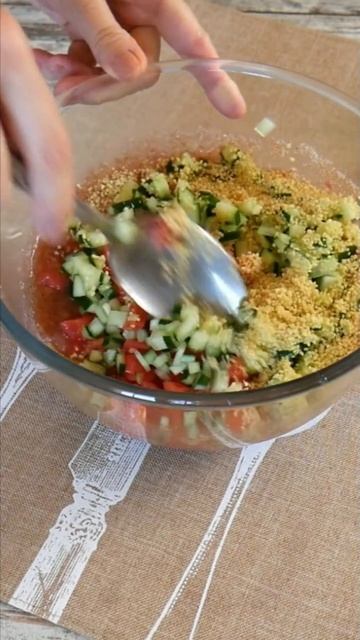 СУПЕР освежающий ЛЕТНИЙ САЛАТИК! Вместо надоевшего салат из помидоров приготовьте ЭТОТ!/#shorts смотреть онлайн