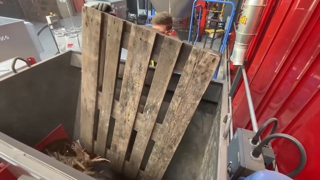 Pallet Shredding With The PY1300 Pallet Breaker And WEIMA WL4