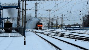 Тепловозы 2ТЭ10У-0460 и 2ТЭ10М-3263. Резвое отправление двойной тяги с "медведями". Звук 10Д100.