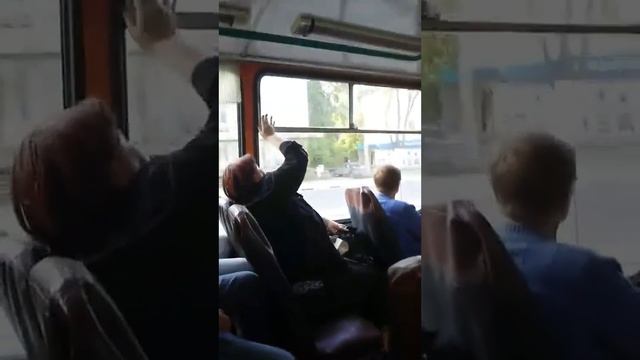 Open or close the bus window in Russia --- FIGHT! смотреть онлайн