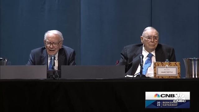 Warren Buffett: Other people doing dumb things is what creates good opportunities смотреть онлайн