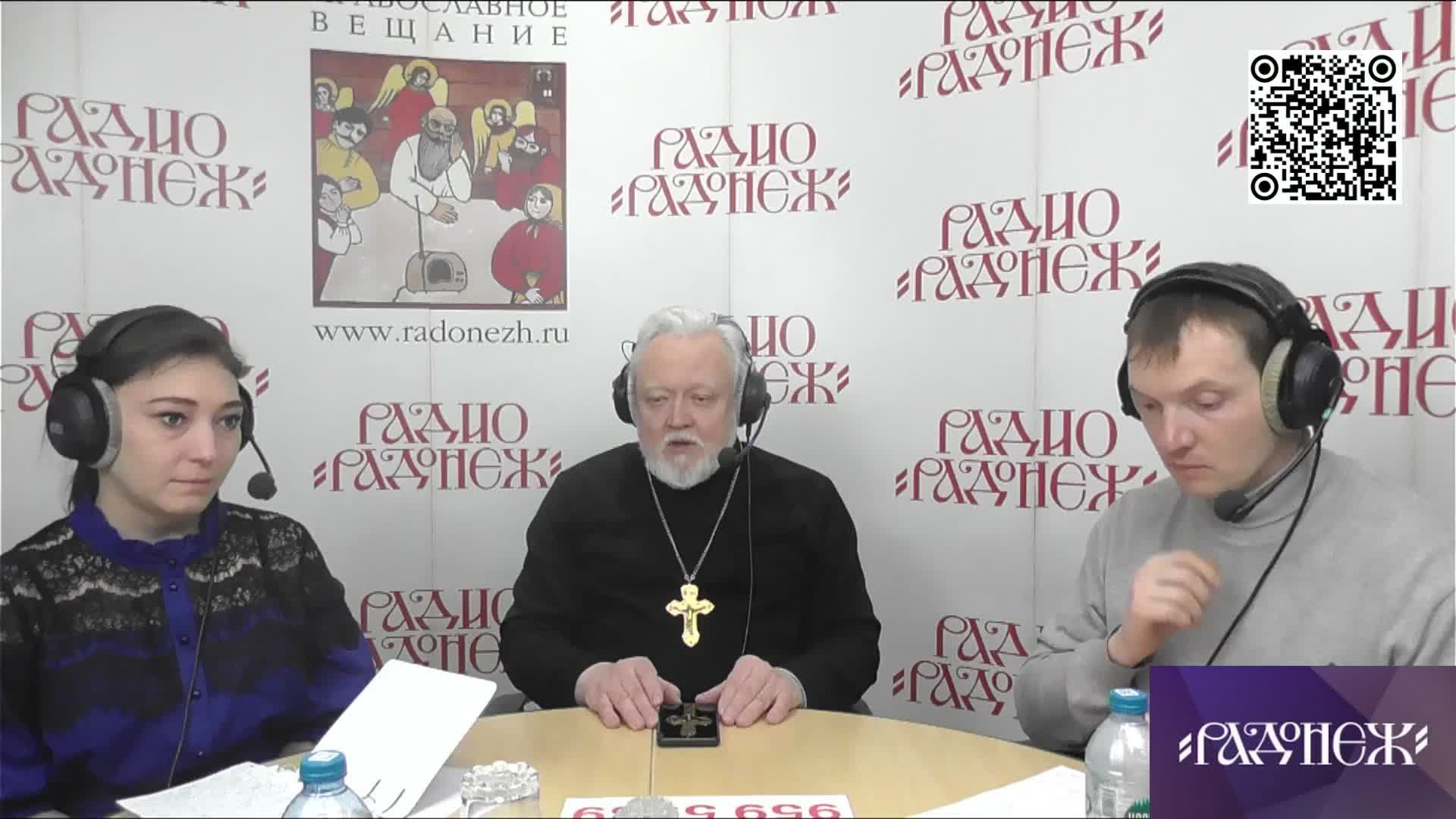 Протоиерей Михаил Дудко и студенты РПУ - Кабо Алина и Сергей Цирельчук.