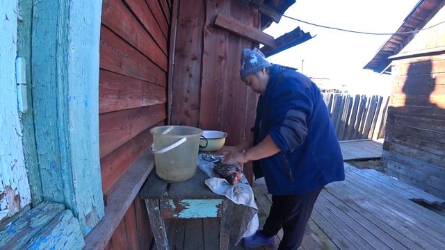 Жизнь за кадром. Разделка карасей. Ну как же без него. Деревенская жизнь. смотреть онлайн