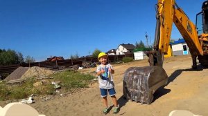 ЭКСКАВАТОР JCB 3CX работает - помогает загружать песок | Toys 2 Boys