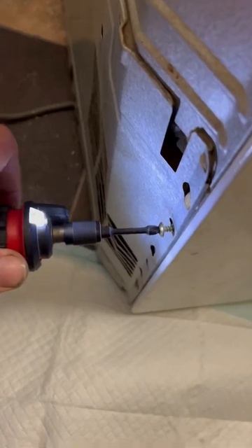 Unclogging a defrost drain line on a freezer. #HandsomeOrHandy #Handyman #HomeMaintenance смотреть онлайн