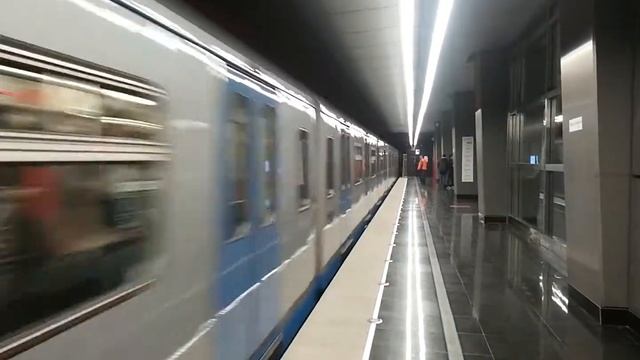 81-760/761 Ока На станции Мичуринский проспект смотреть онлайн