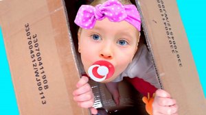 Милана хочет играть с маленькой и шутит над ней