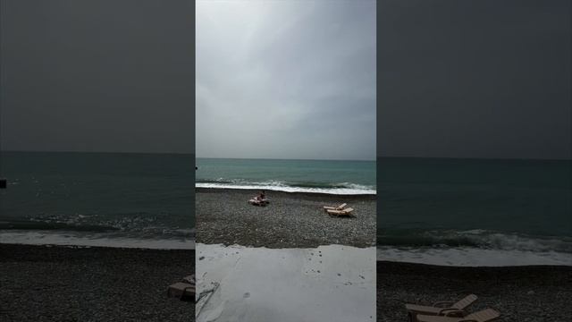 Обстановка на море в Лазаревском 27 апреля 2024, пляж Тихий Дон/Бирюза. смотреть онлайн