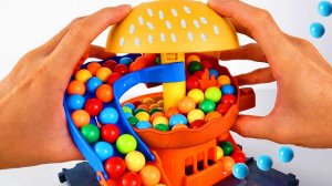 Видео для детей. Скатываем шарики через бургерный лабиринт. Детям