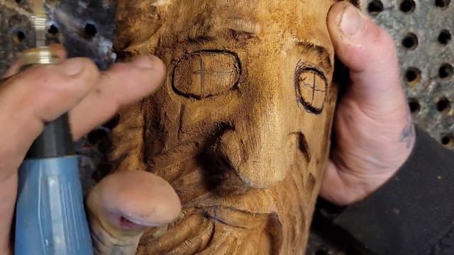 Dremel Carving - How to carve eyes on a woodspirit. смотреть онлайн