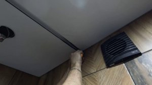 Как установить в установленный натяжной потолок скрытый карниз для шторки в ванной