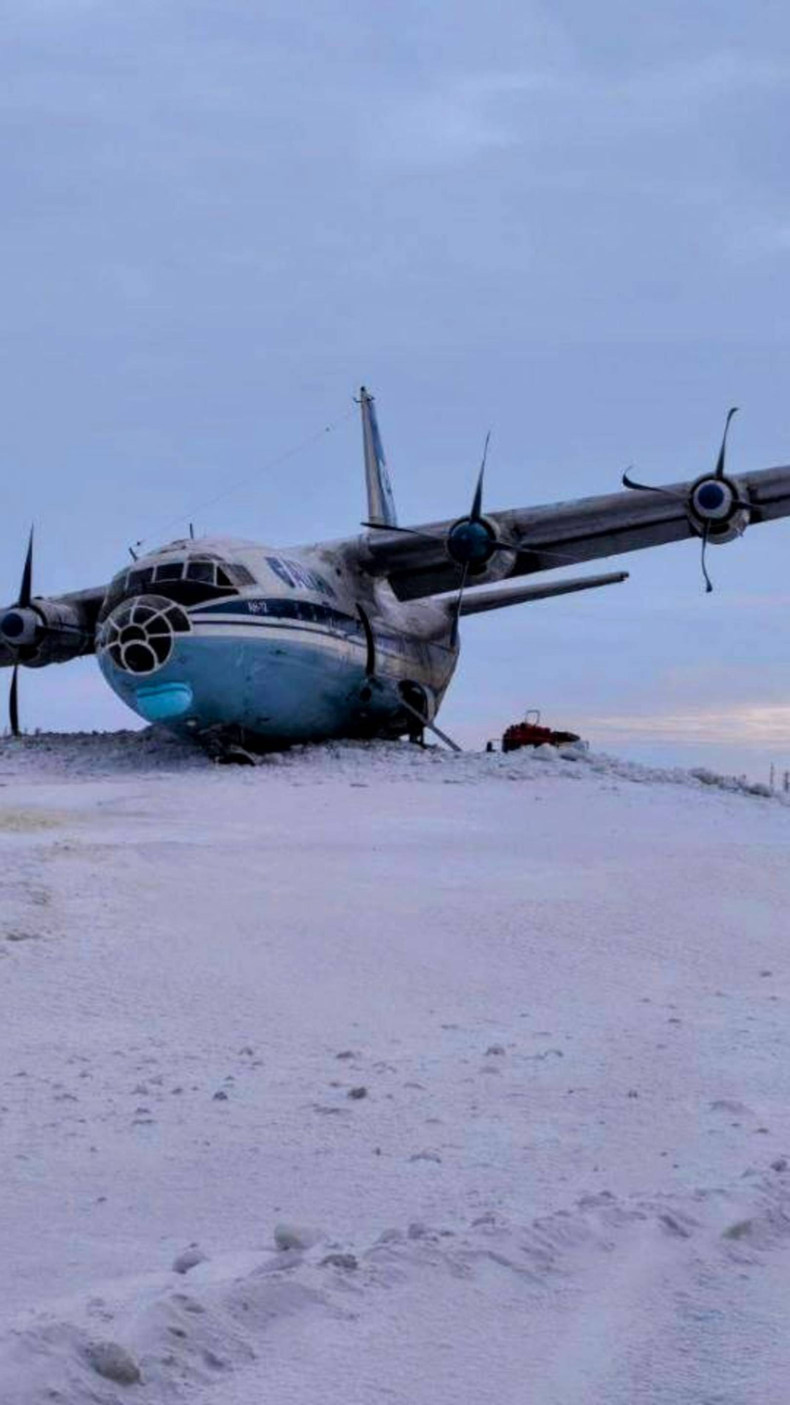 Самолёт Ан-12 при посадке в Новом Уренгое выкатился за пределы полосы и опрокинулся на бок🛬 смотреть онлайн