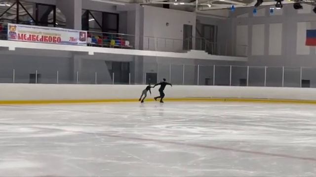 Тренировка Алёны Косторной и Георгия Куницы смотреть онлайн