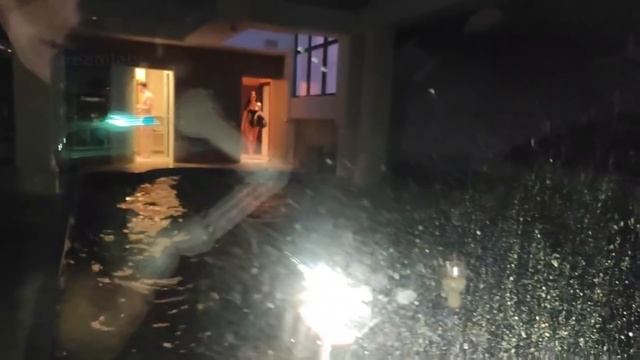 целуются в бассейне смотреть онлайн