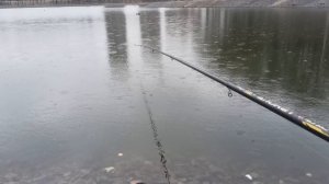 Зимняя подводная камера для рыбалки на боковой кивок. Весенний поиск рыбы на городских прудах.