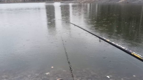 Зимняя подводная камера для рыбалки на боковой кивок. Весенний поиск рыбы на городских прудах.