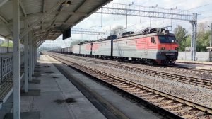 Электровоз ВЛ10УК-974/780 с грузовым поездом.