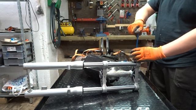 Installing the impossible front fork on the Peugeot Fox Racer смотреть онлайн