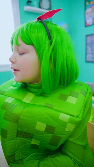 My best friend is a killer doll! #funny #minecraft #family смотреть онлайн