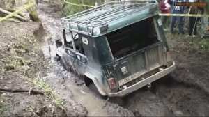 По бездорожью Внедорожники в деле, на соревновании искупались в грязи.