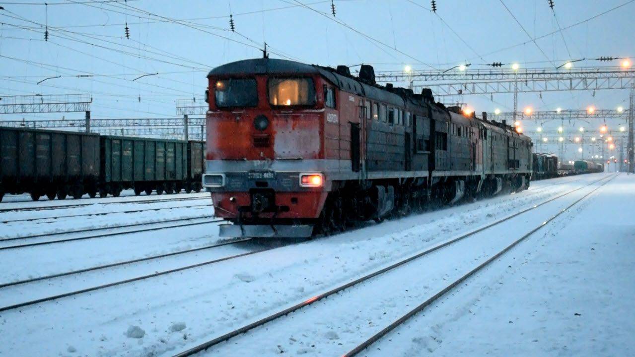 Тепловозы 2ТЭ10М-2618 и 2ТЭ10У-0464 резервом.