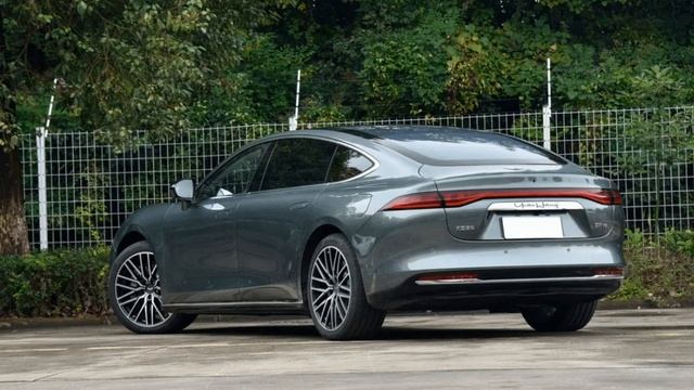 Yuanhang Y6 electric sedan breaks the 1,000 km range barrier смотреть онлайн