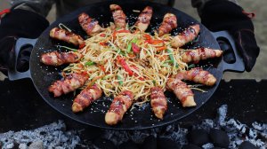 Куриные палочки в беконе на мангале