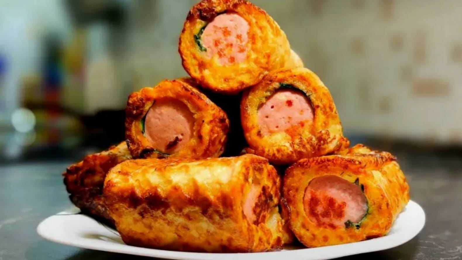 Рецепт завтрака. Сосиски в тесте. Сосиски в вафельных коржах. смотреть онлайн