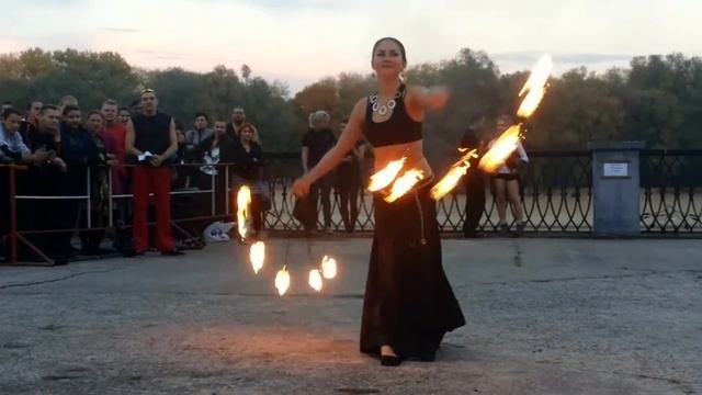 Polina Yankovskaya fire battle with fans смотреть онлайн