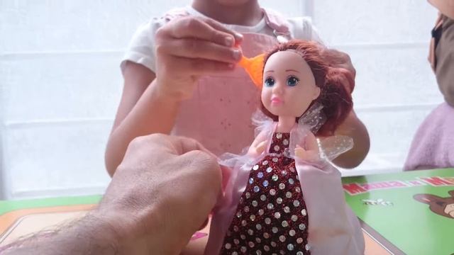 Игрушки для детей. Кукла капкейк Шоколад. Кукла Бритни. Видео для детей. Игра для детей. смотреть онлайн