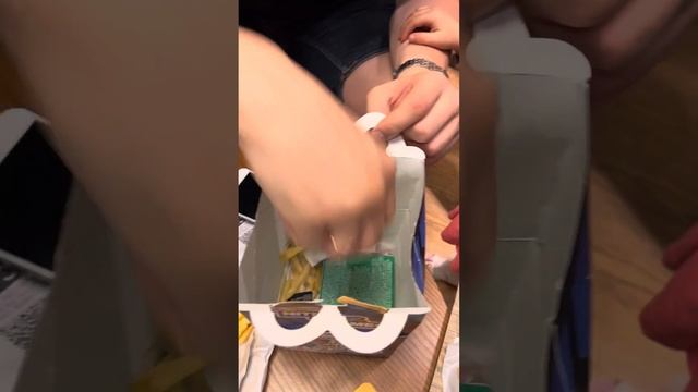 Лили открывает хеппи мил 🤗