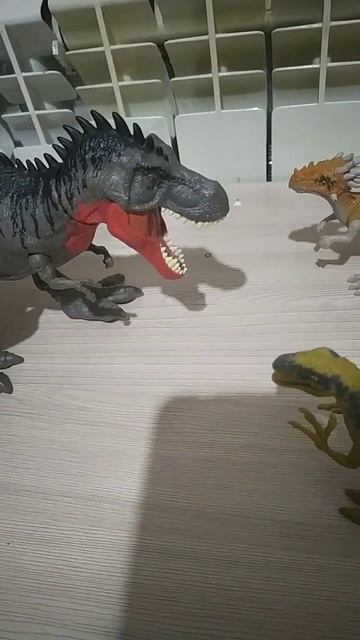 Тарбозавр пришёл к пещере двух динозавров, и заметил велоцираптора. смотреть онлайн