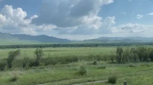 Поездка на электричке РЖД на участке "Абакан - Бискамжа" - вид из окна вагона