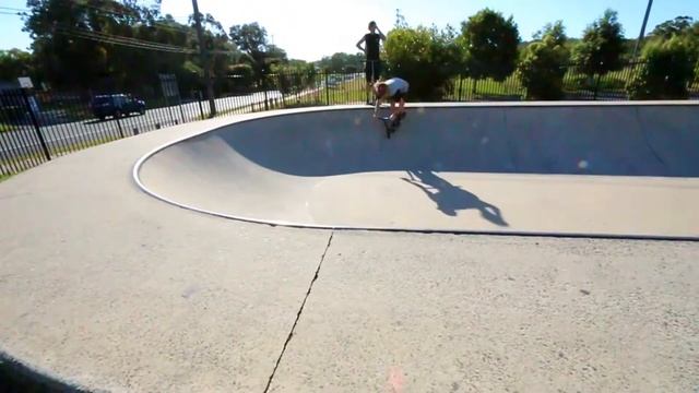 HYBRID MINI SCOOTER VS CALOUNDRA SKATE PARK!!! смотреть онлайн
