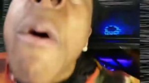 Человек очень громко кричит