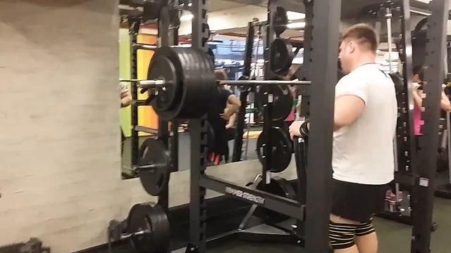 Присед 250 кг. на три раза. Тренер фитнес центра GARAGE GYM Евгений Мизёв. смотреть онлайн