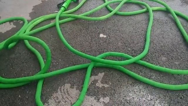 Шланг для полива с распылителем 7в1 Xhose растягивающейся шланг для сада огорода Синий, зеленый смотреть онлайн